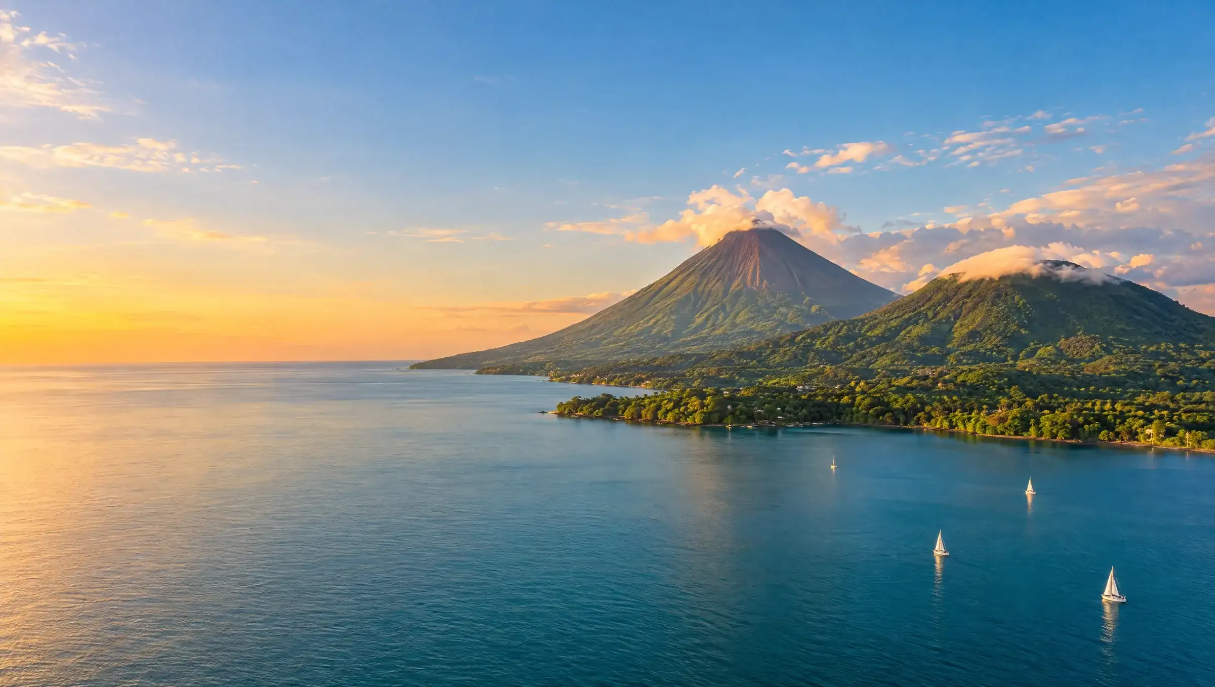 Volcanes de la isla de Ometepe sobre el lago de Nicaragua al atardecer